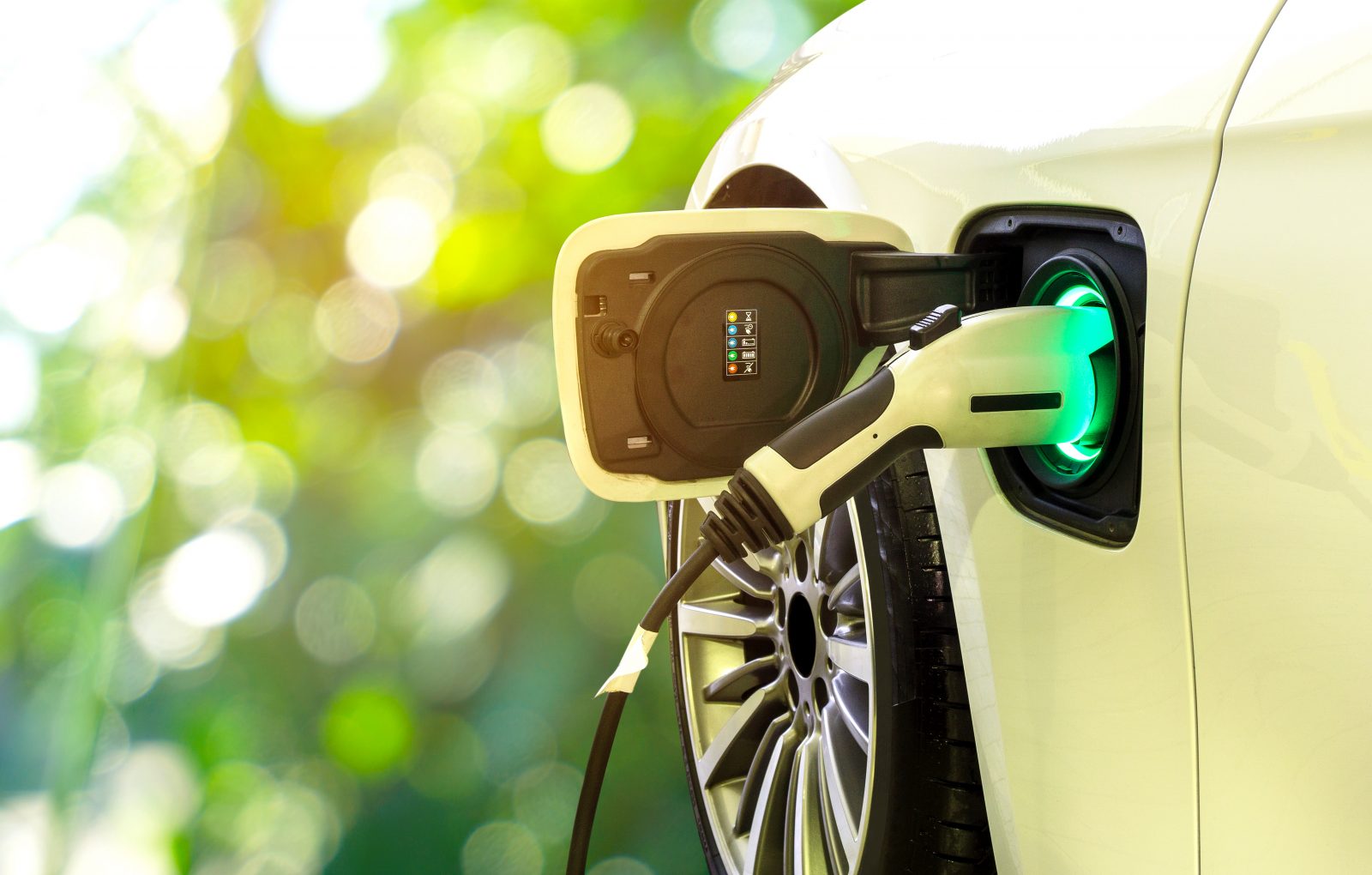 Read more about the article Charging Your Electric Car with Home Solar Panels